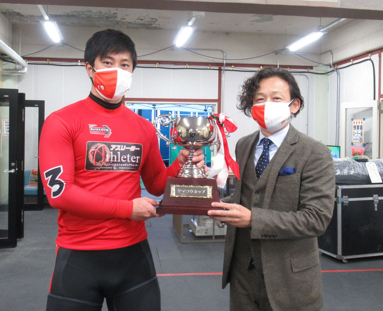 優勝した小松崎大地（左）にヤマコウから優勝カップが贈られた