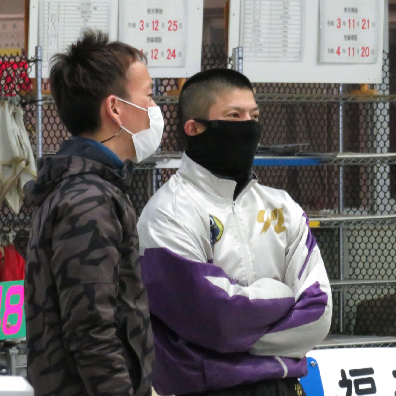 浜崎直矢（右）はエンジンの仕上がりに自信満々。G1初優出を狙う。（撮影・古村亮）