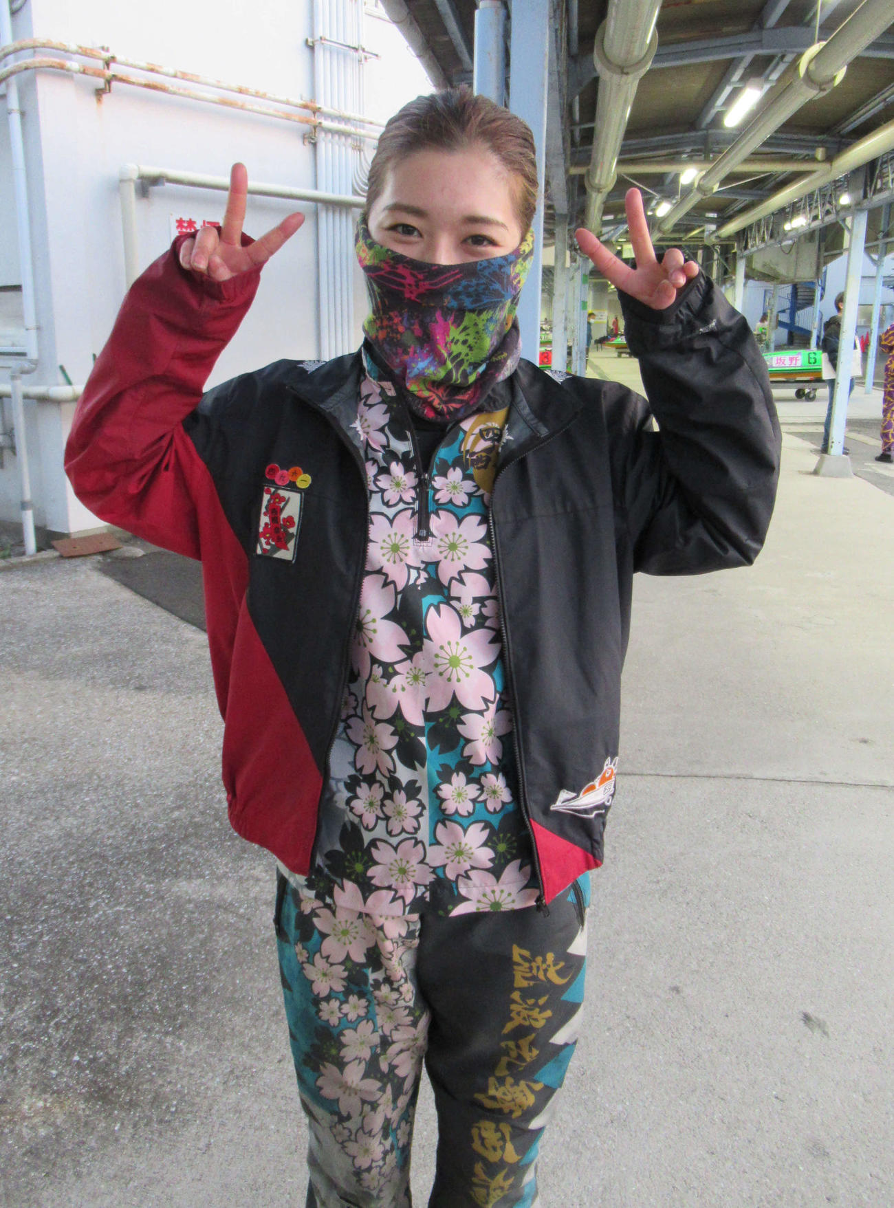 地元福井県の名産カニポーズで気配の良さをアピールする西橋奈未（撮影・奈島宏樹）