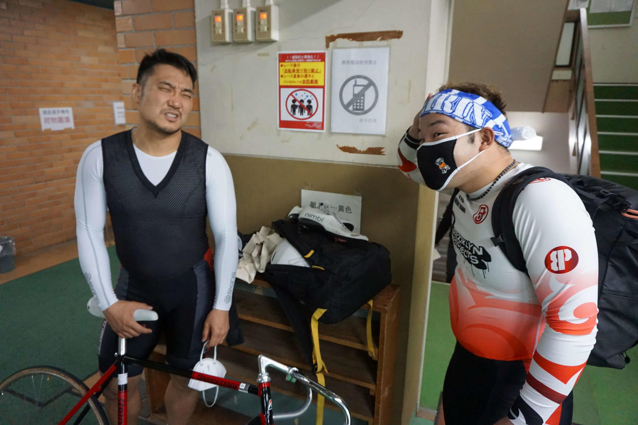 吉田有希は神山拓弥（左）の恨み節を冗談でいなした