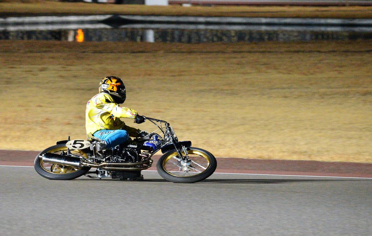岡松忠（5枠）は初日予選4R、2周ホームで先頭に立ち、通算1000勝を達成した