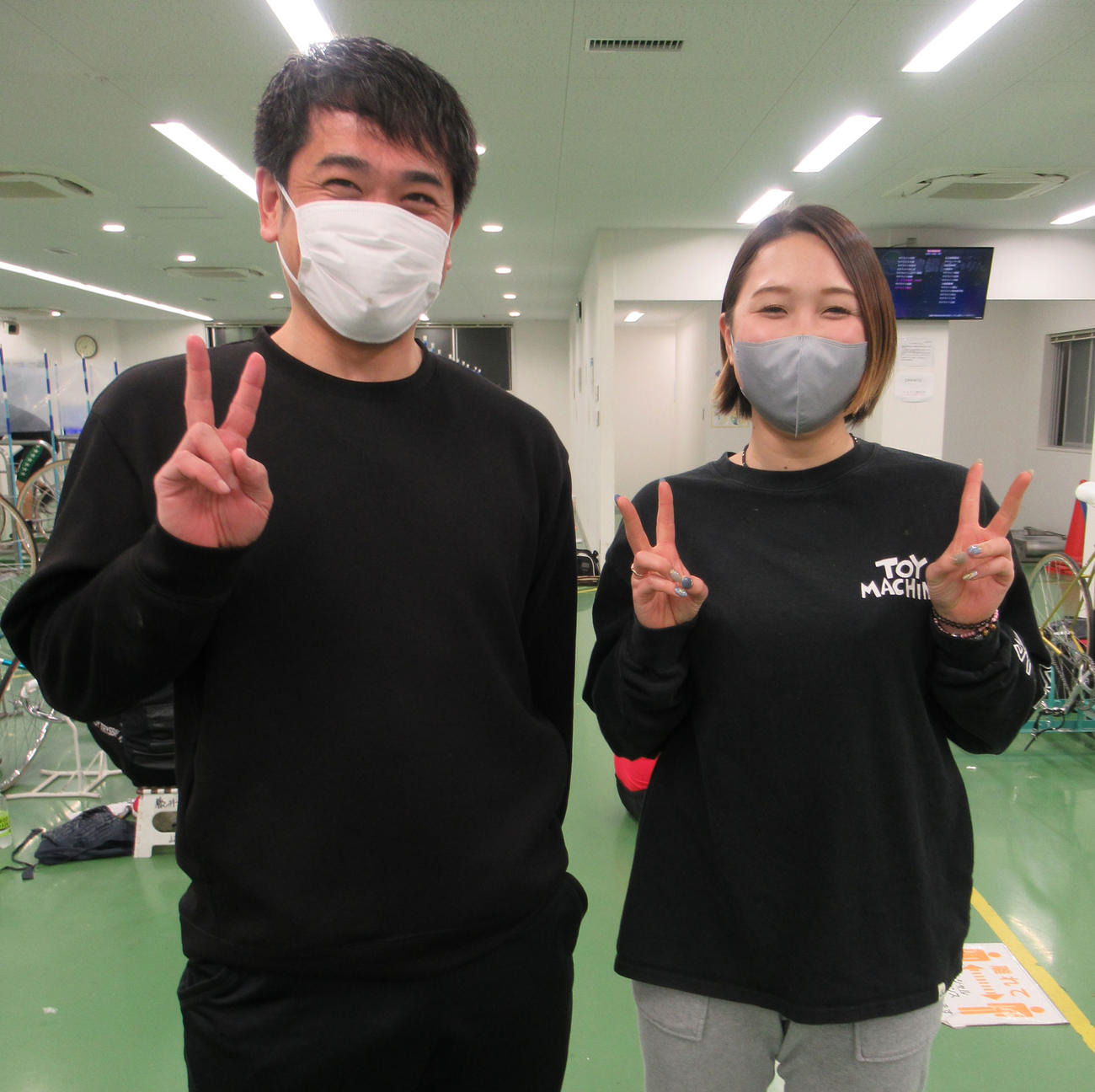 師匠・鈴木伸之（左）の分まで決勝で好走を誓う杉浦菜留（撮影・岡田晋）