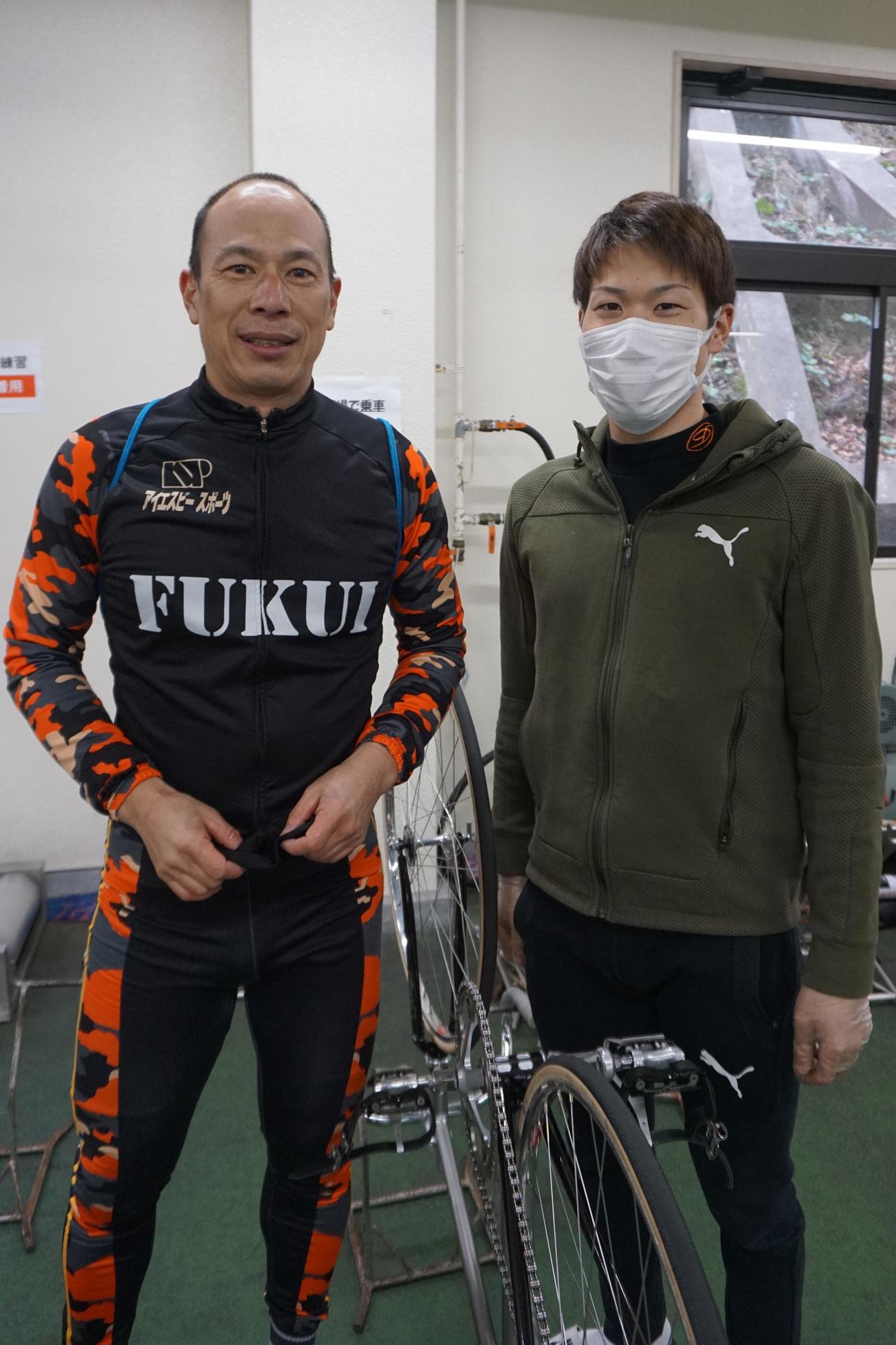 中川博文（左）と中川勝貴の親子が互いに健闘を誓った