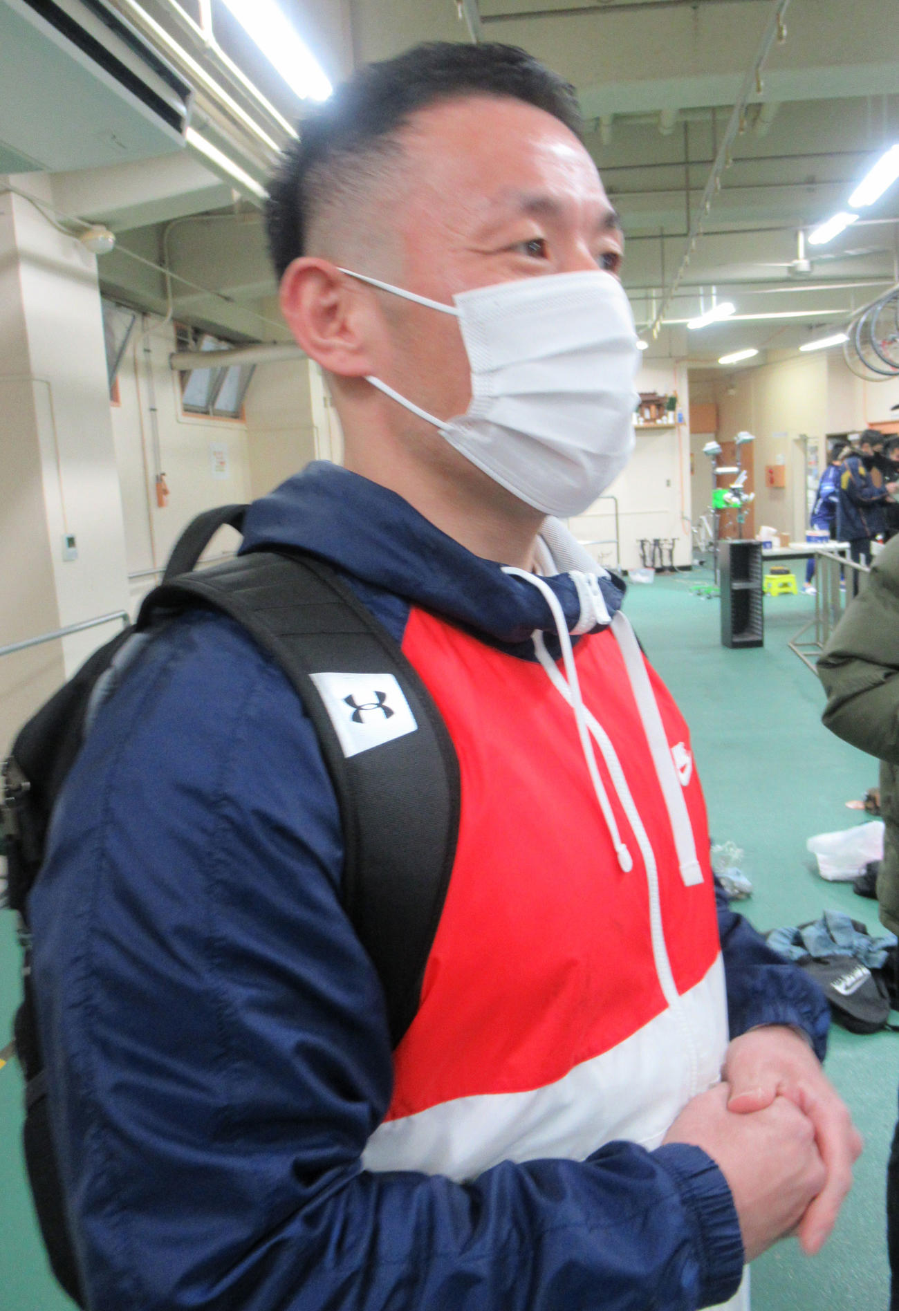 四日市競輪場　三谷将太から勧められたフレームで特選12Rに挑む佐山寛明（撮影・岡田晋）