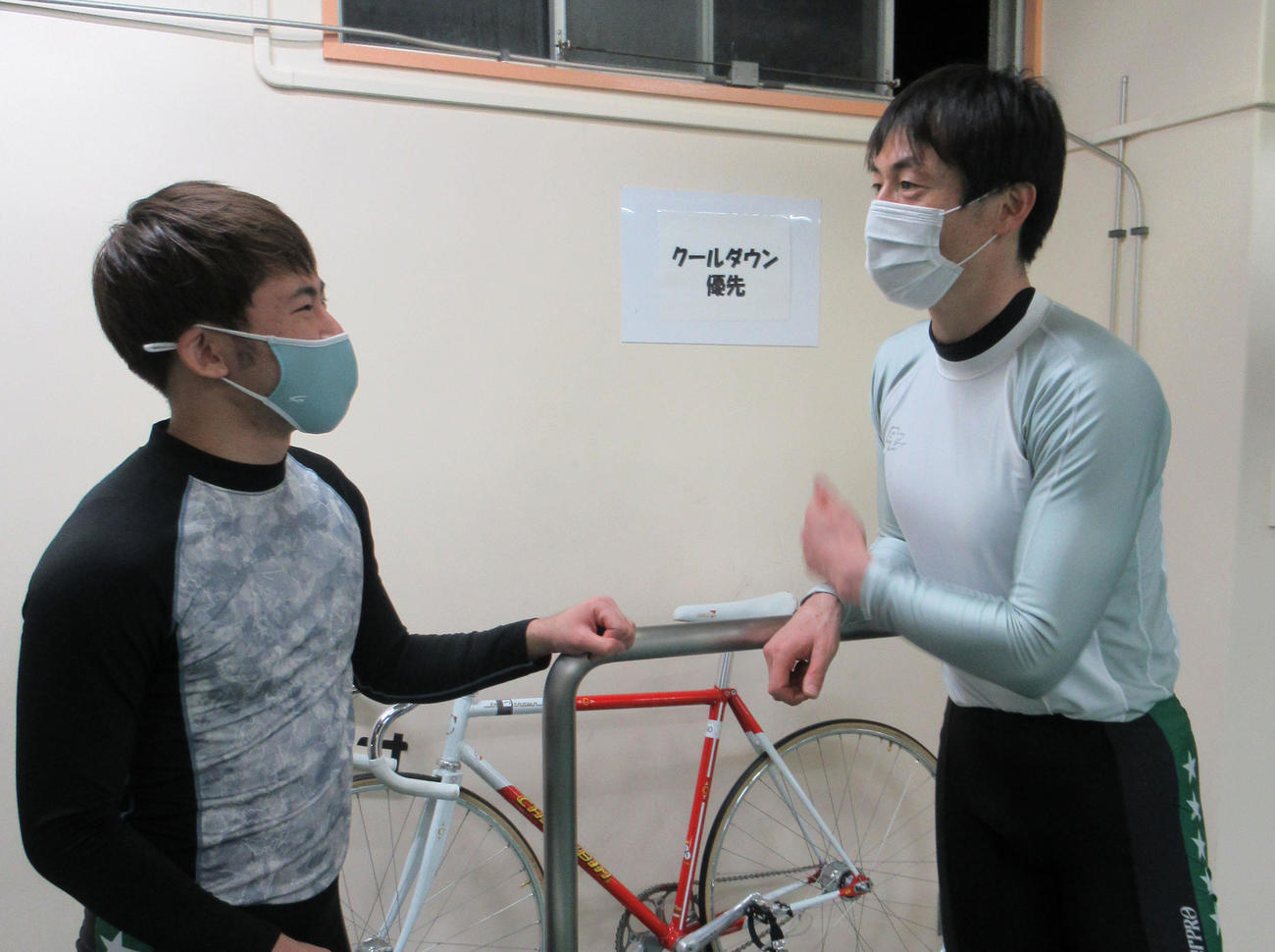 四日市競輪場　チャレンジ準決3Rでワンツーを決めた伊藤大理（右）と舟山佑京（撮影・岡田晋）