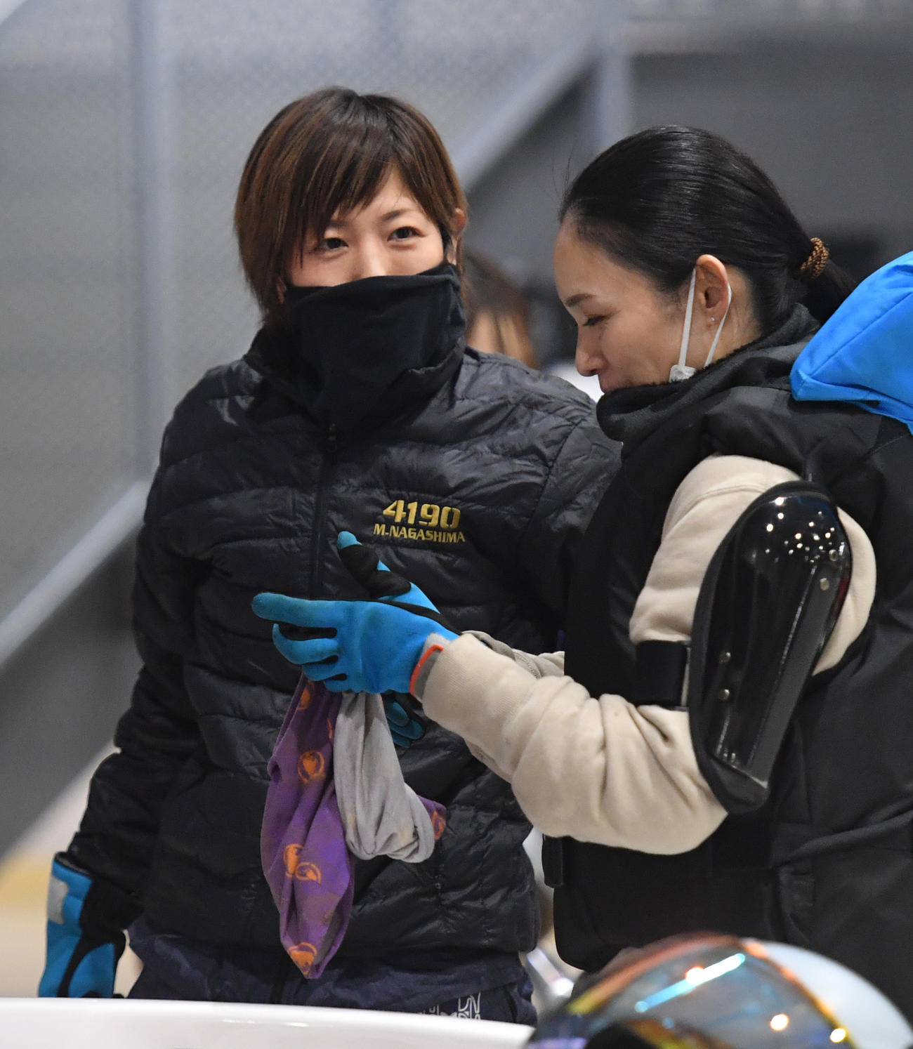 レディースオールスターの前検で長嶋万記（左）は佐々木裕美と話す（撮影・柴田隆二）