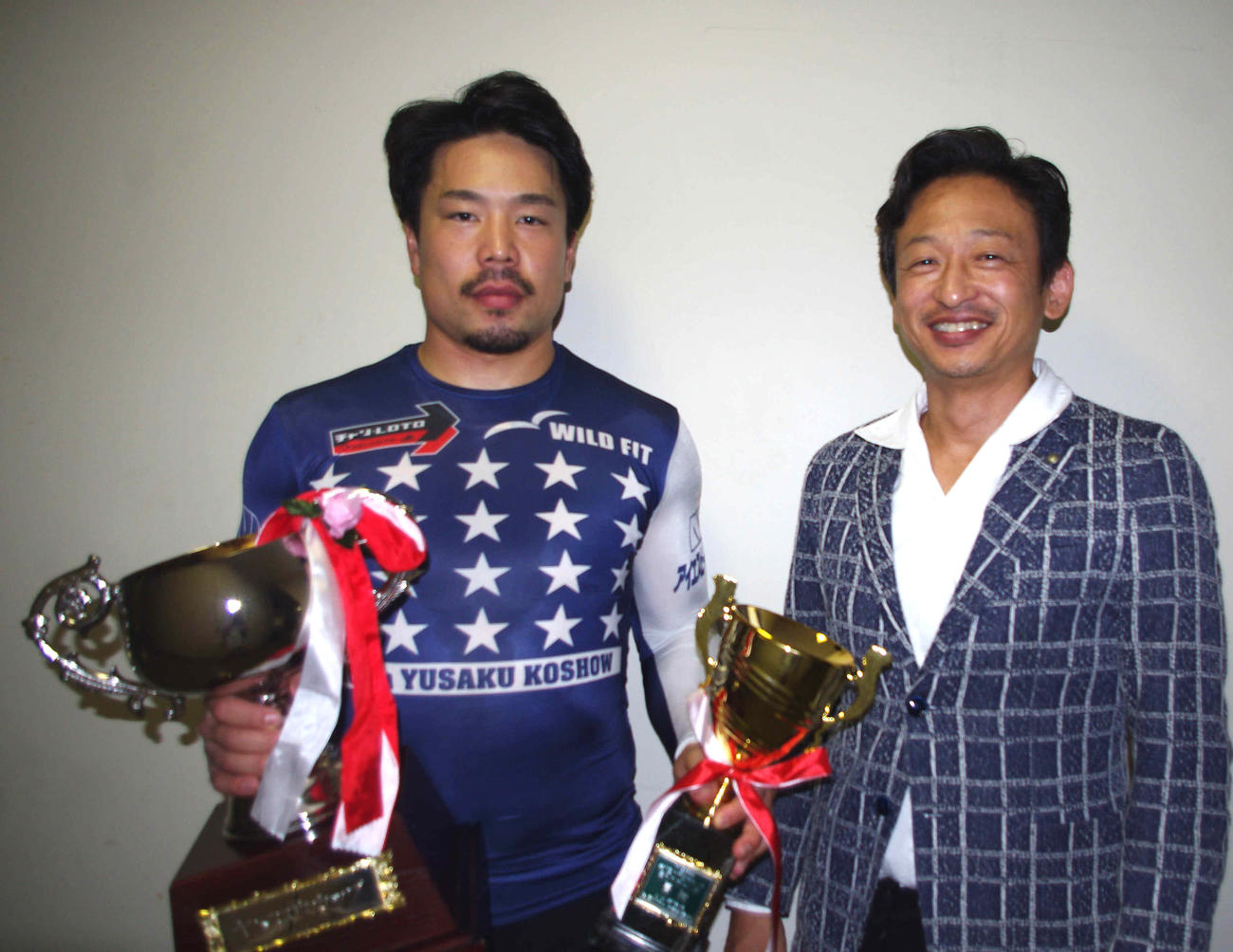 20年7月、古性優作（左）が日刊スポーツ杯とヤマコウカップを手にヤマコウ（山口幸二氏＝日刊スポーツ評論家）と2ショット