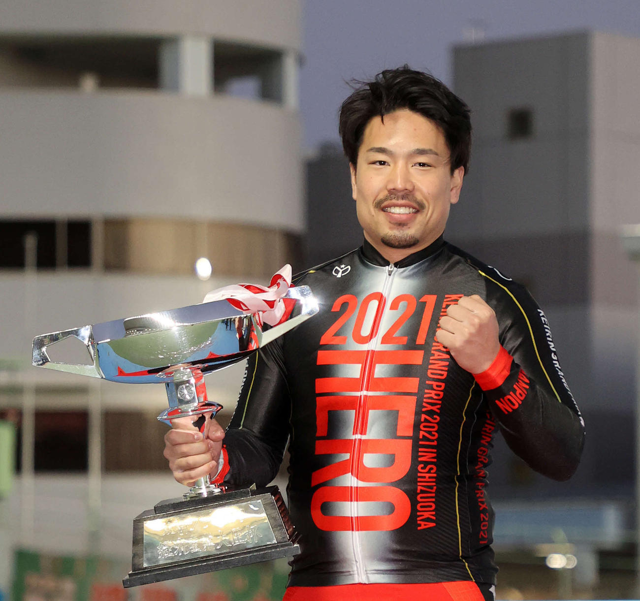 KEIRINグランプリを制し優勝カップを手に喜ぶ古性優作