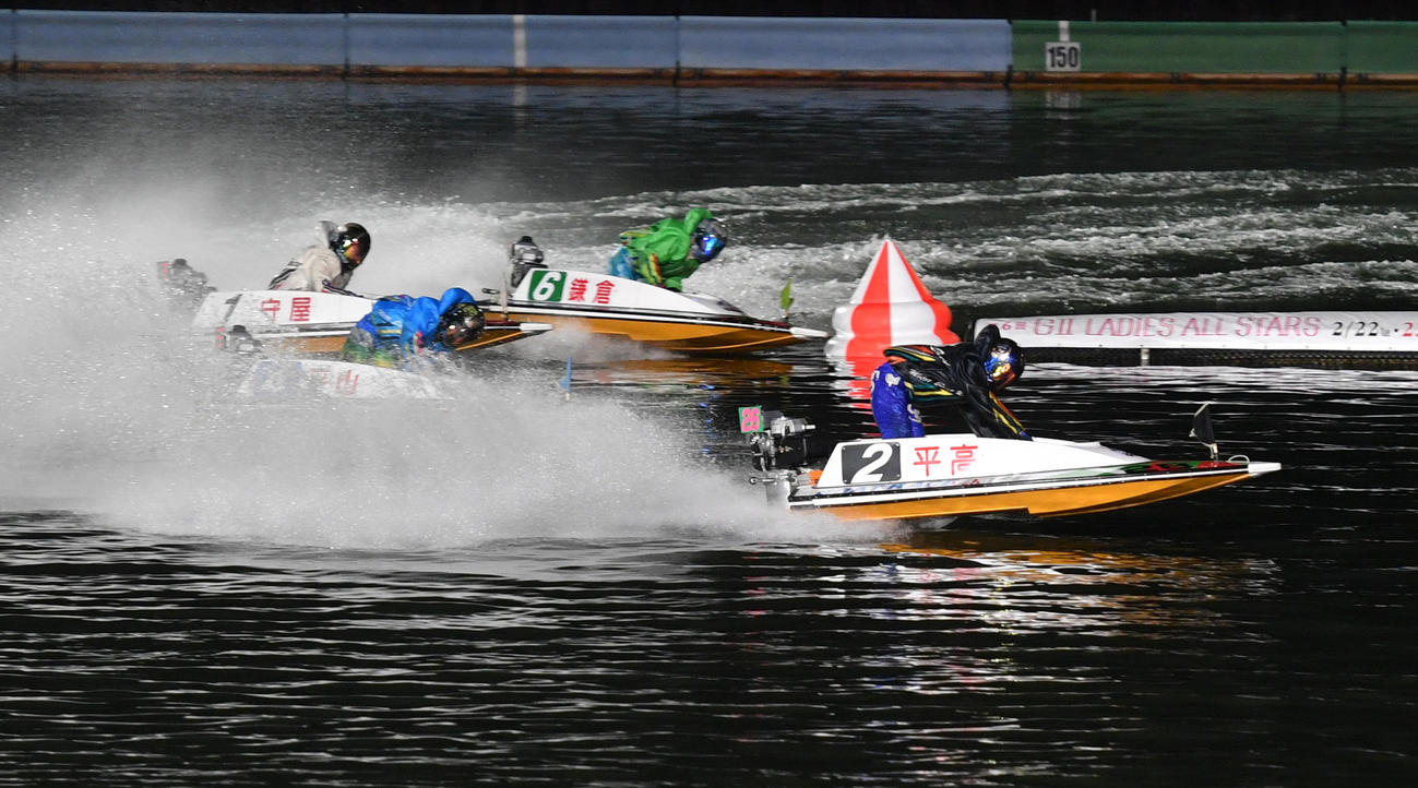 レディースオールスター初日、ドリーム戦12R、1周目の2Mを回る1着平高奈菜（2）、2着守屋美穂（1）、3着鎌倉涼（6）（撮影・柴田隆二）