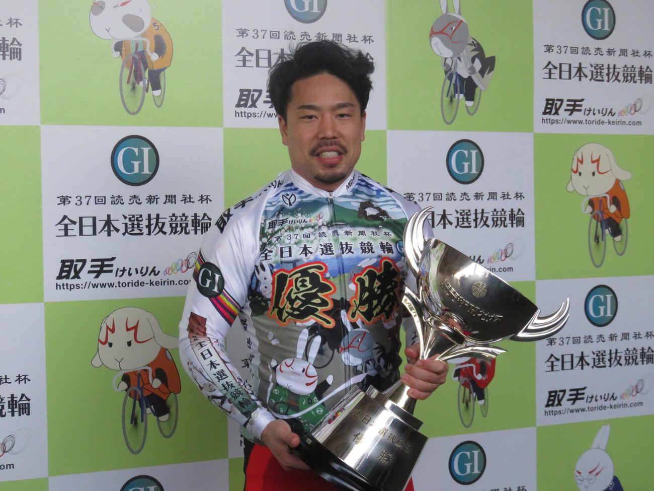 優勝カップを手にする古性優作