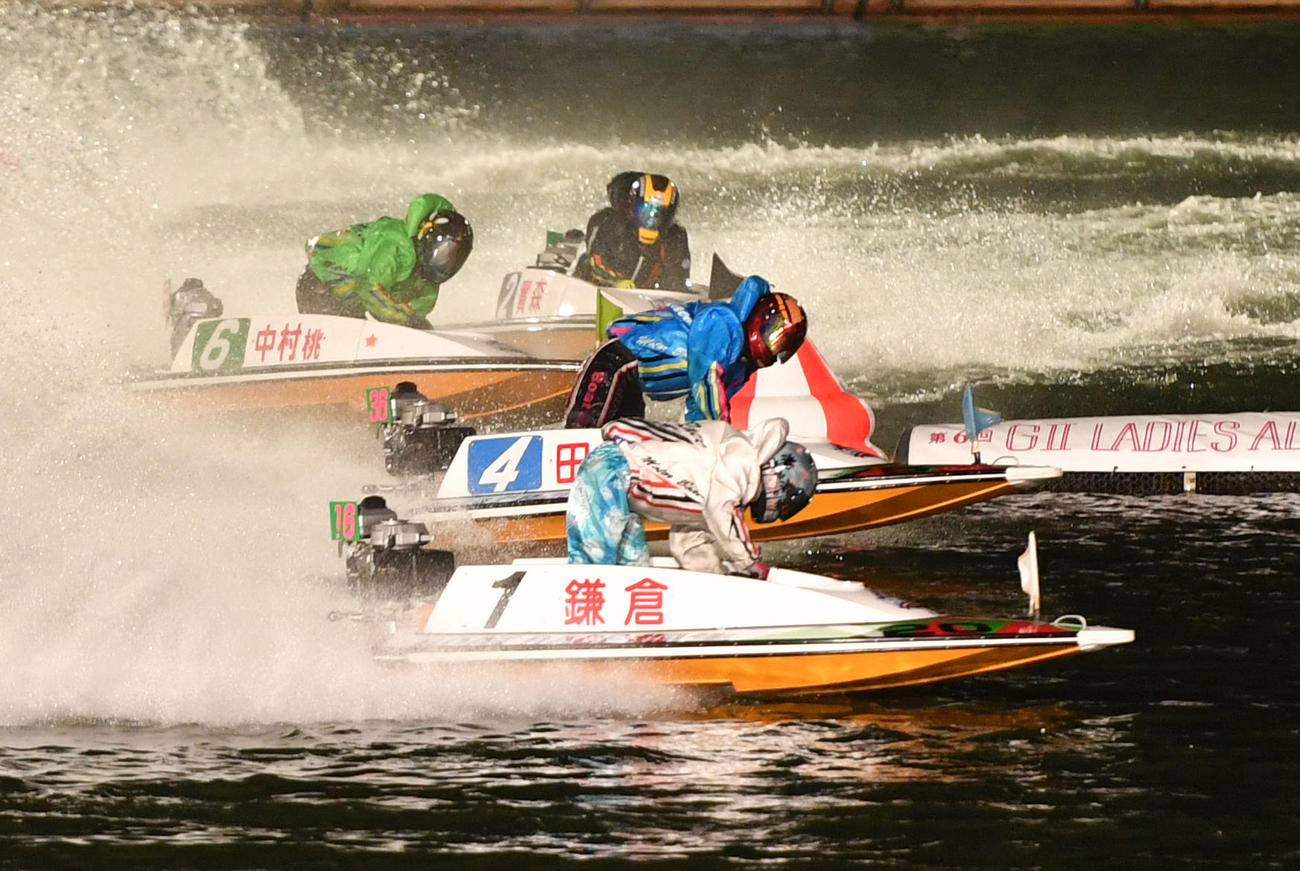 レディースオールスター2日目、予選11R1周目2Mを回る1着田口節子（4）、2着鎌倉涼（1）、3着中村桃佳（6）（撮影・柴田隆二）