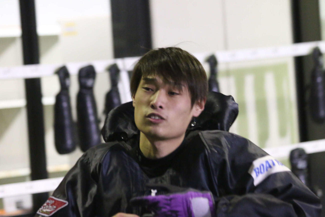 力強い回り足でを見せる上田龍星が準優9R、カドから大阪支部の先輩・イン太田和美に挑む