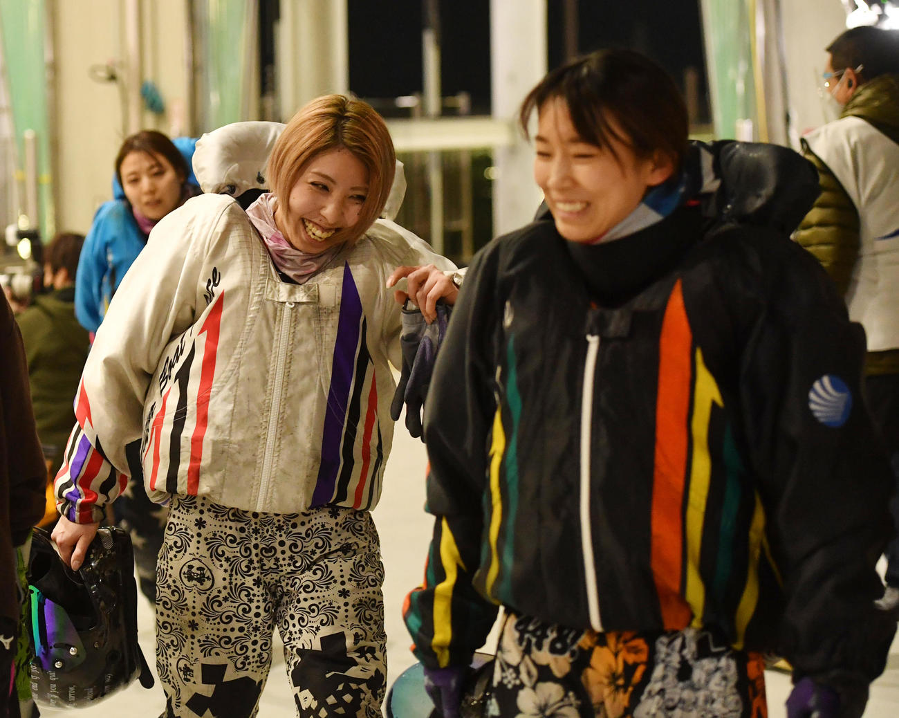 準優勝戦10Rで1着の高田ひかる（左）は2着の守屋美穂と喜び合う（撮影・柴田隆二）