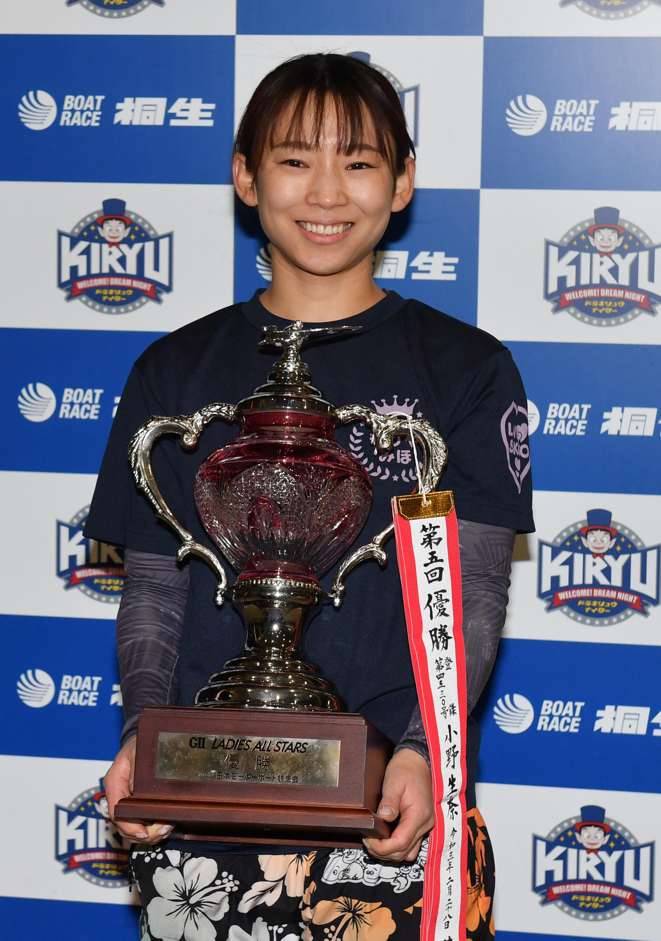 優勝杯を持つ守屋美穂（撮影・柴田隆二）