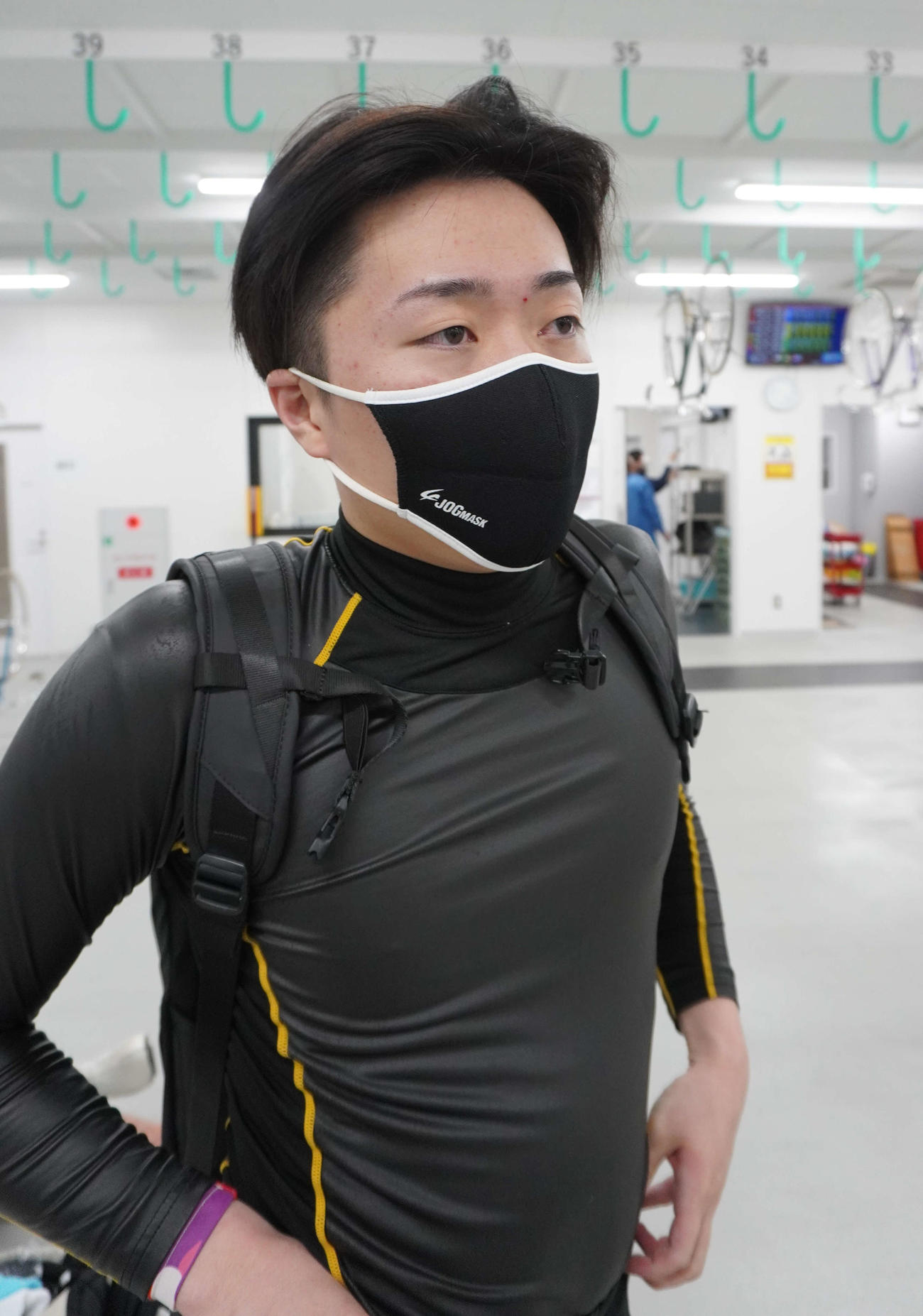 快適な宿舎で好調アピールの入江航太（撮影・秋山正則）