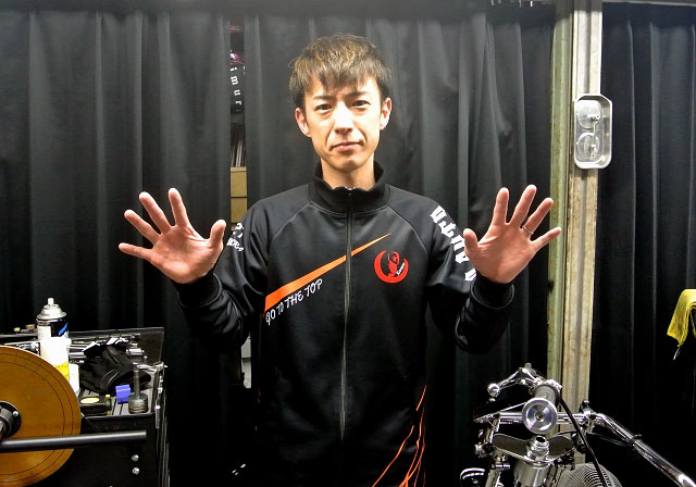 3月2日の山陽ミッドナイトオートレース第9Rで丹村飛竜が1着。自身初、史上12人目の10連勝を達成した＝2022年3月2日、山陽オートレース場　外部提供