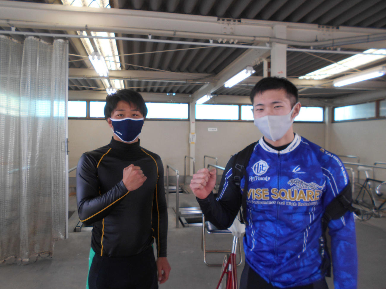 決勝6R、特昇王手の辺見祐太（右）と中島詩音が強力タッグを組んでワンツーを目指す