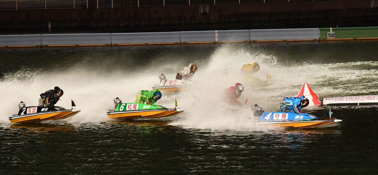 ボートレースの21年度売り上げが過去最高をマークした（写真は2月27日、4枠の守屋美穂が制したG2レディースオールスター優勝戦の1周2M）