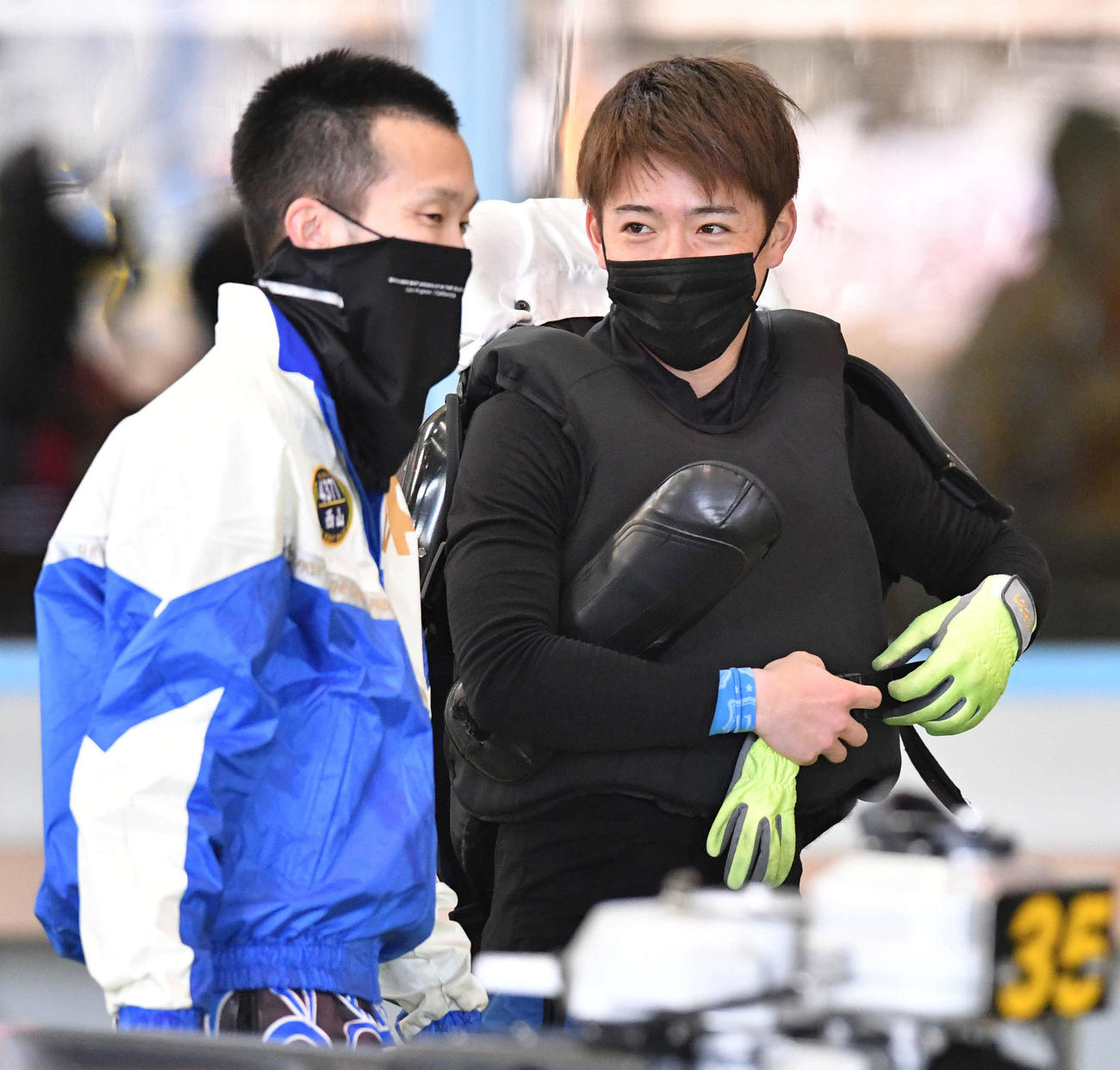 G1全日本覇者決定戦前検　西山貴浩（左）と談笑する羽野直也（撮影・岩下翔太）
