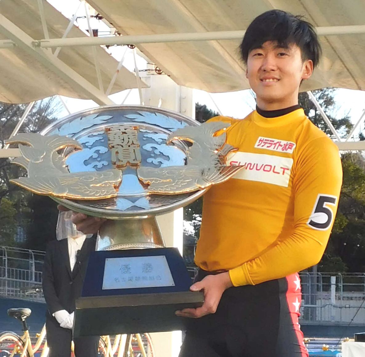 G3初Vの真杉匠が優勝トロフィーを手に笑顔