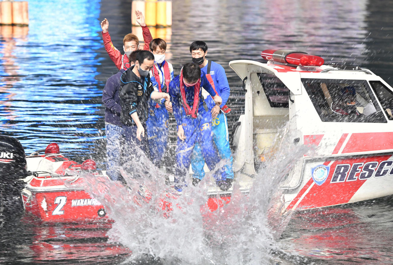 G1全日本覇者決定戦5日目　6Rで通算2500勝目を挙げ、水神祭で祝福される3499市川哲也（撮影・岩下翔太）