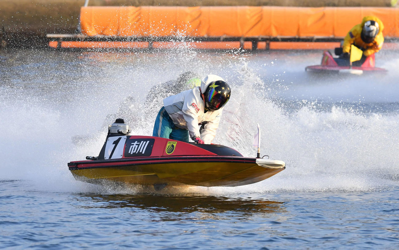 G1全日本覇者決定戦5日目　6R、1周目2マークを先頭で旋回する1号艇の3499市川哲也（撮影・岩下翔太）
