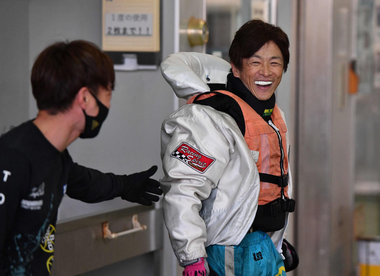 G1全日本覇者決定戦5日目　6R、通算2500勝目を挙げた3499市川哲也は、3780魚谷智之（左）から祝福され笑顔を見せる（撮影・岩下翔太）