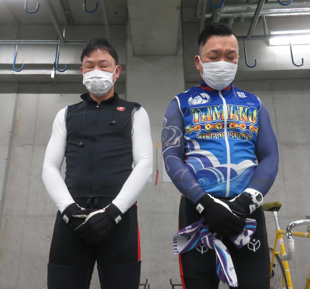 東日本大震災が起きた午後2時46分に黙とうする岡部芳幸（右）と青森伸也（ともに福島）（撮影・栗田文人）