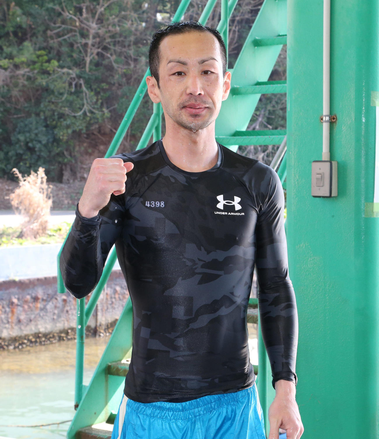 2Rで1着となった船岡洋一郎は水神祭で祝福されガッツポーズ（撮影・梅根麻紀）