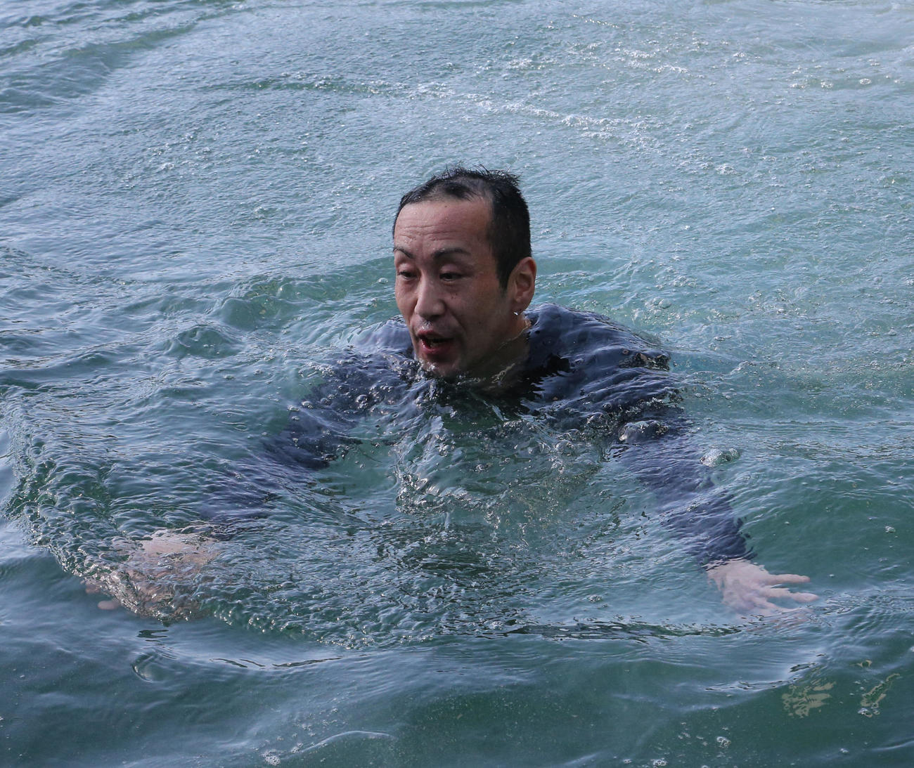 2Rで1着となった船岡洋一郎は水神祭で祝福される（撮影・梅根麻紀）