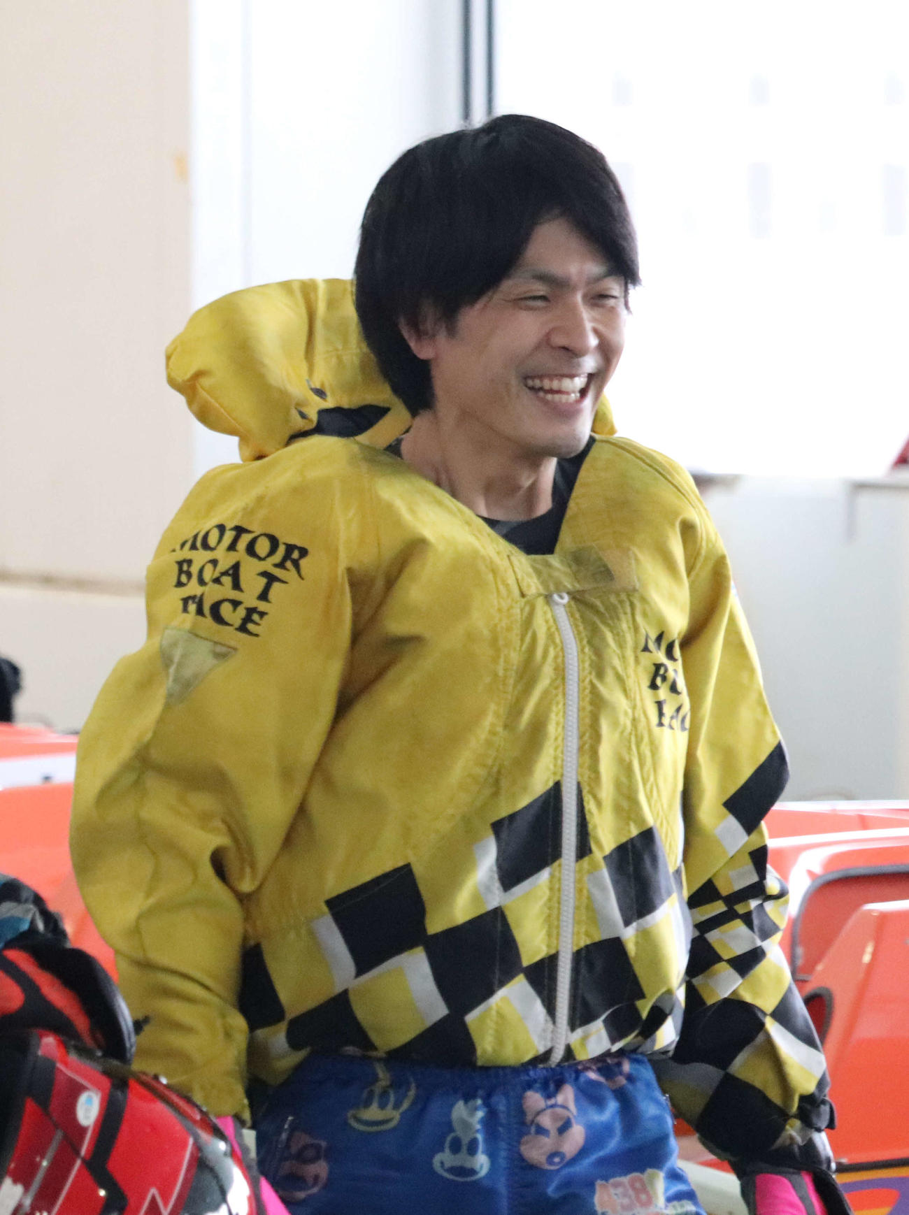 初日連勝の鈴木峻佑が笑顔でピットに引き揚げてきた