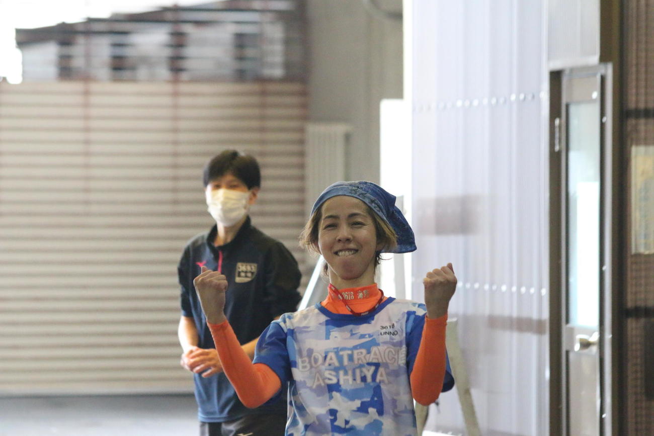 準優10Rで2着に入った海野ゆかりは力強いガッツポーズ