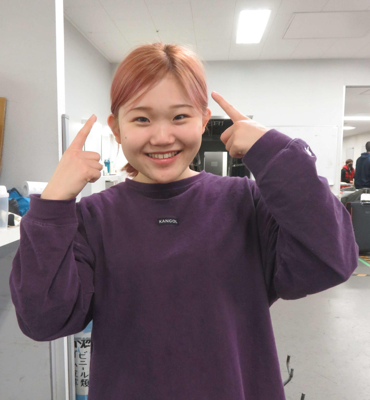 髪をピンク系に染めて心機一転の堀田萌那（撮影・栗田文人）