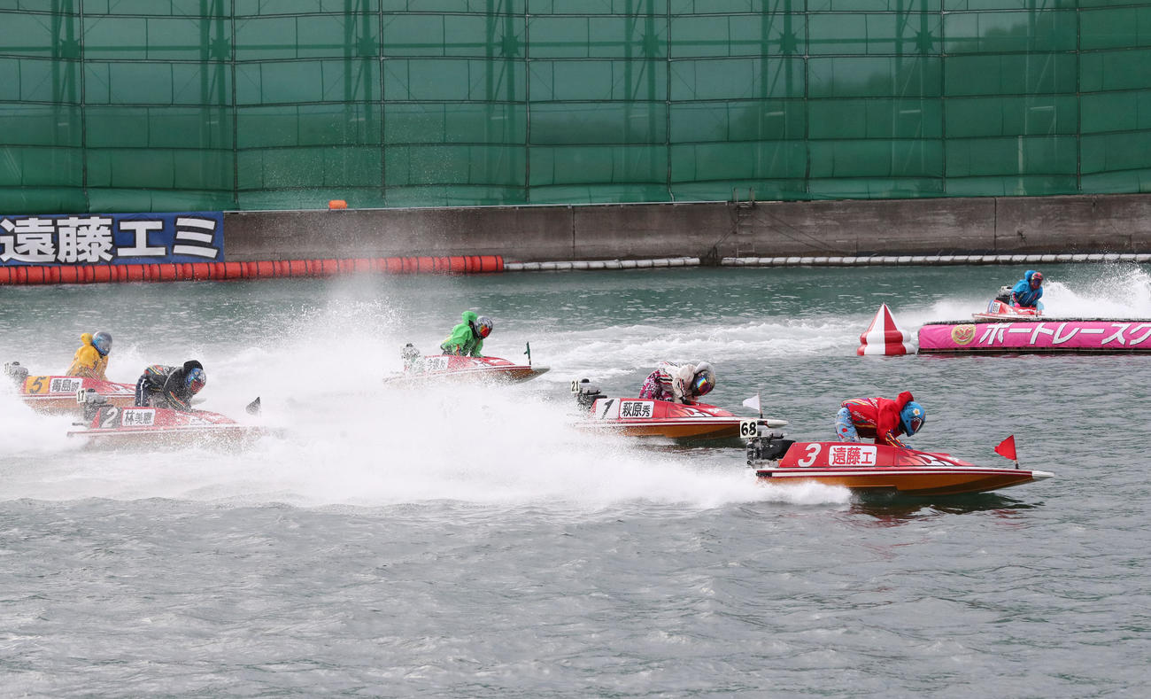 6R 1周2マーク　1着3号艇遠藤エミ（撮影・梅根麻紀）