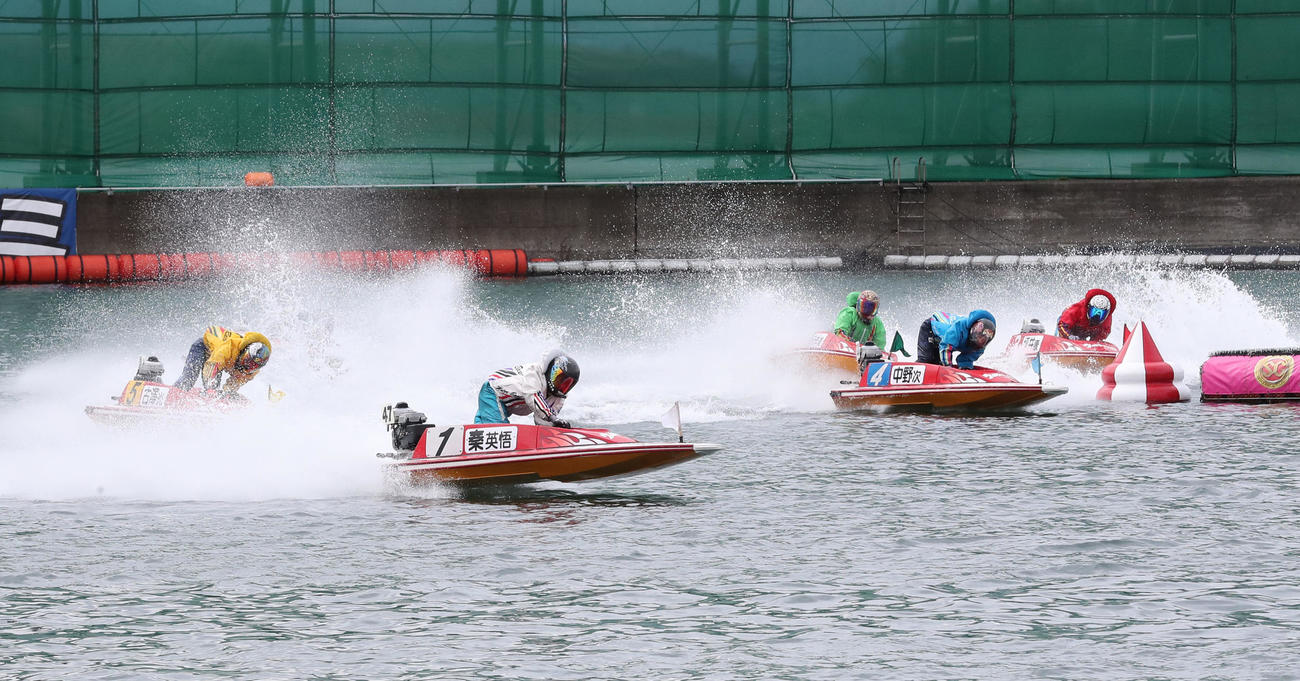 1R 1周2マーク　1着1号艇秦英悟（撮影・梅根麻紀）