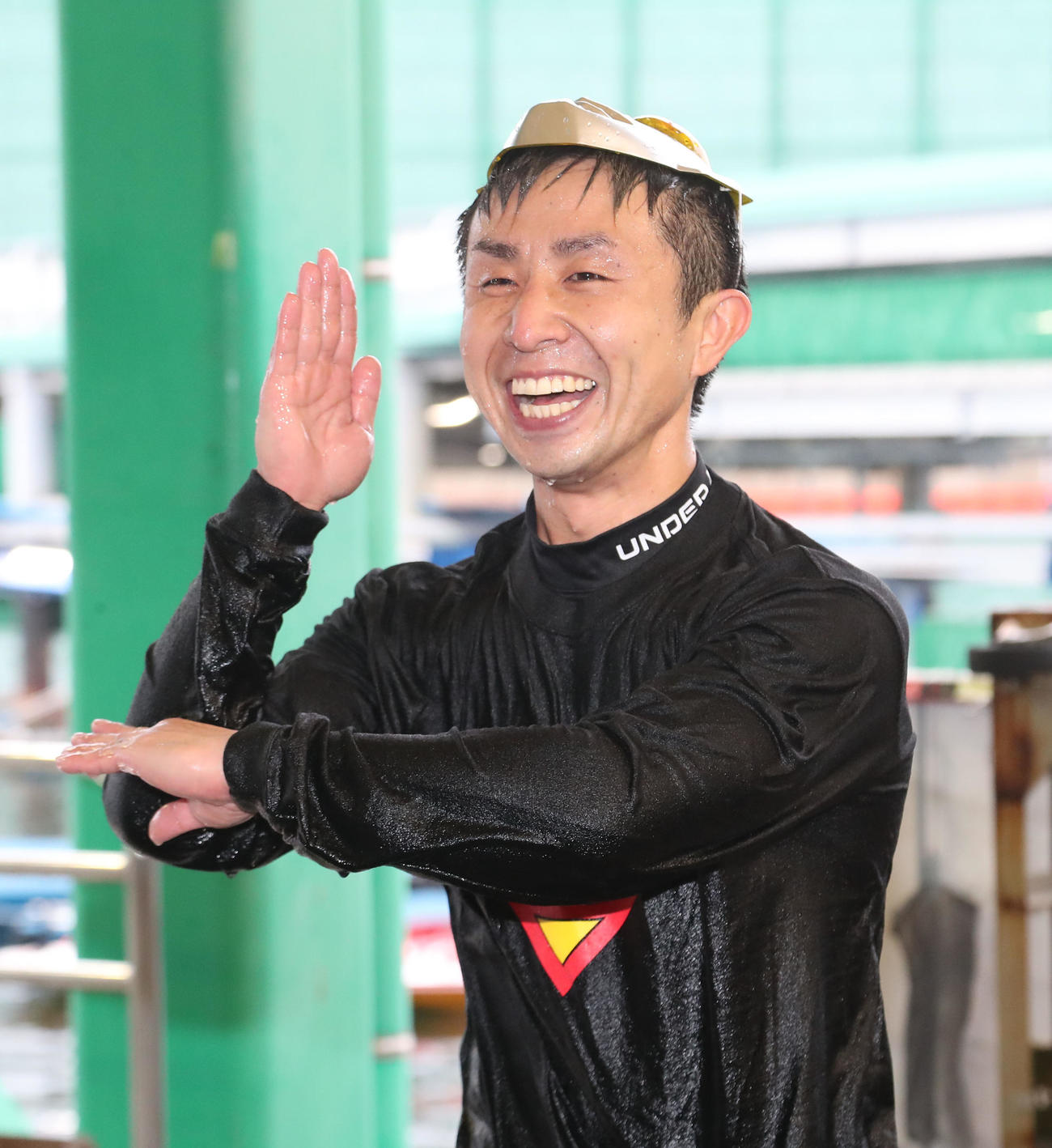 7Rで1着となった菅章哉は水神祭を終えポーズを決める（撮影・梅根麻紀）