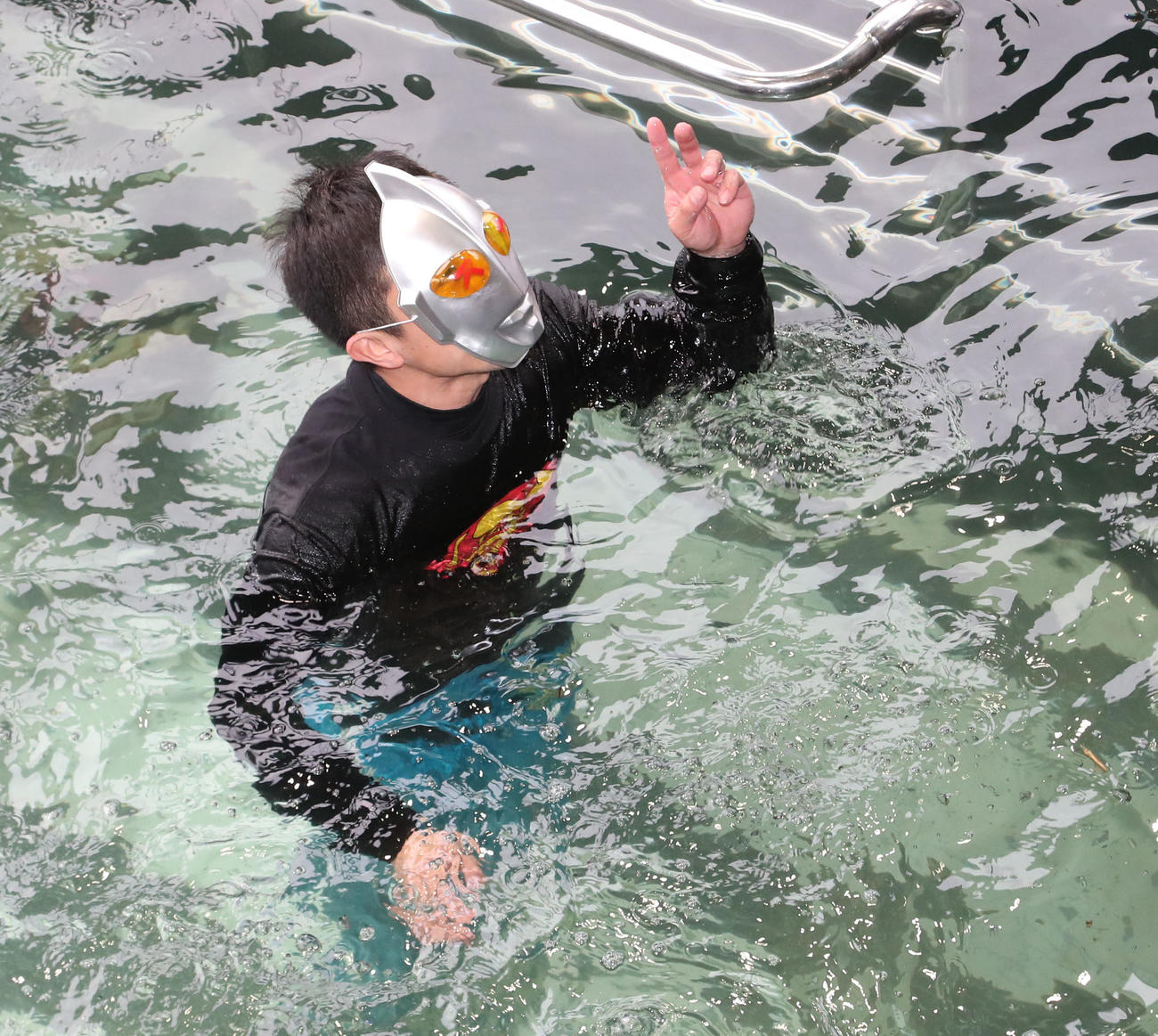7Rで1着となった菅章哉は1人でリフトに乗り水神祭（撮影・梅根麻紀）