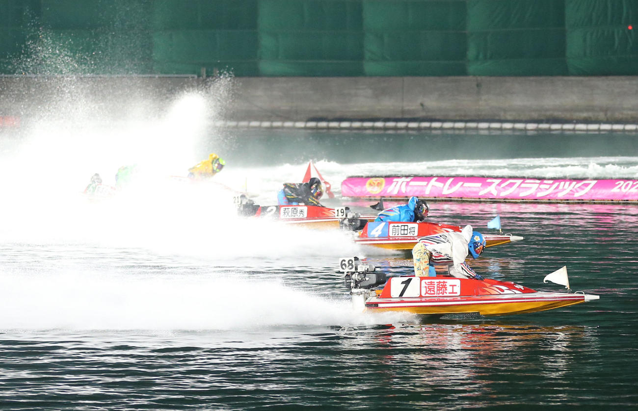 11R 1周2マーク　1着1号艇遠藤エミ、2着4号艇前田将太（撮影・梅根麻紀）