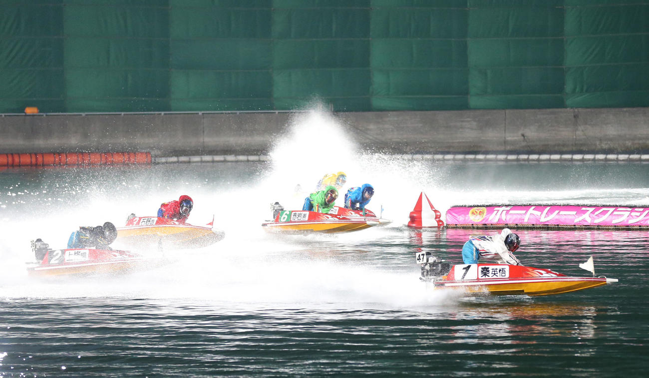1着1号艇秦英悟、2着2号艇上條暢嵩（撮影・梅根麻紀）
