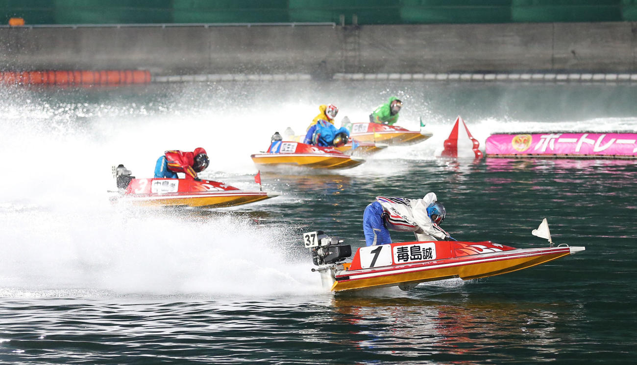 9R 1周2マーク　1着1号艇毒島誠、2着3号艇中島孝平（撮影・梅根麻紀）