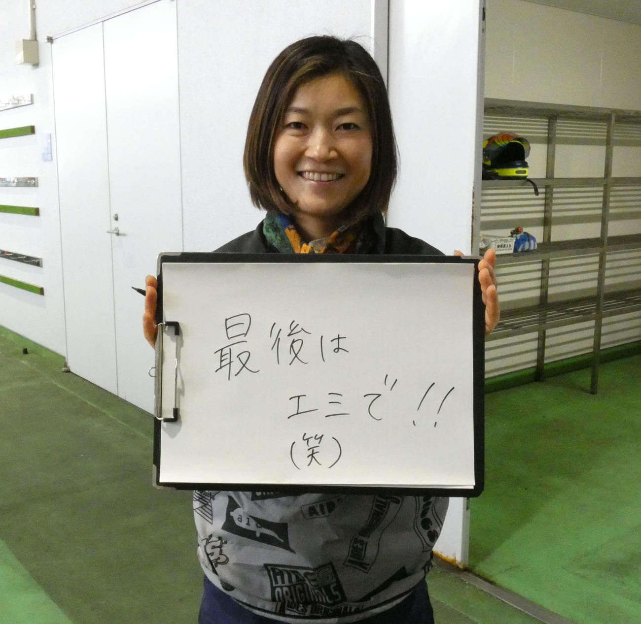 向井美鈴がユーモアあふれるメッセージを直筆（撮影・前原一樹）