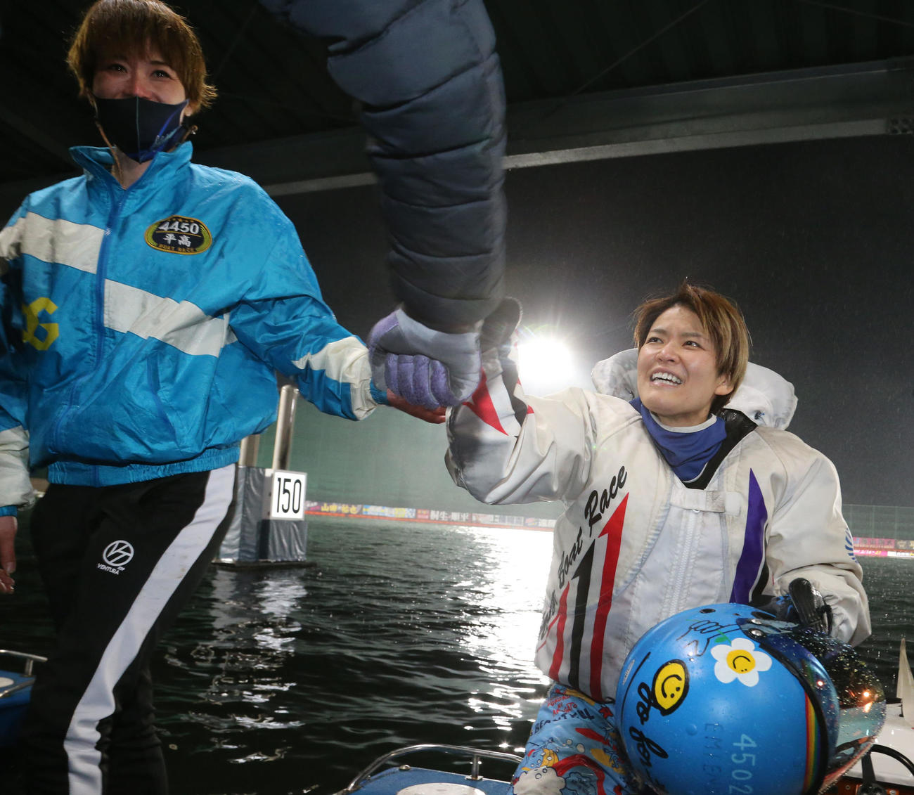 優勝し、仲間に祝福される遠藤エミ（撮影・梅根麻紀）
