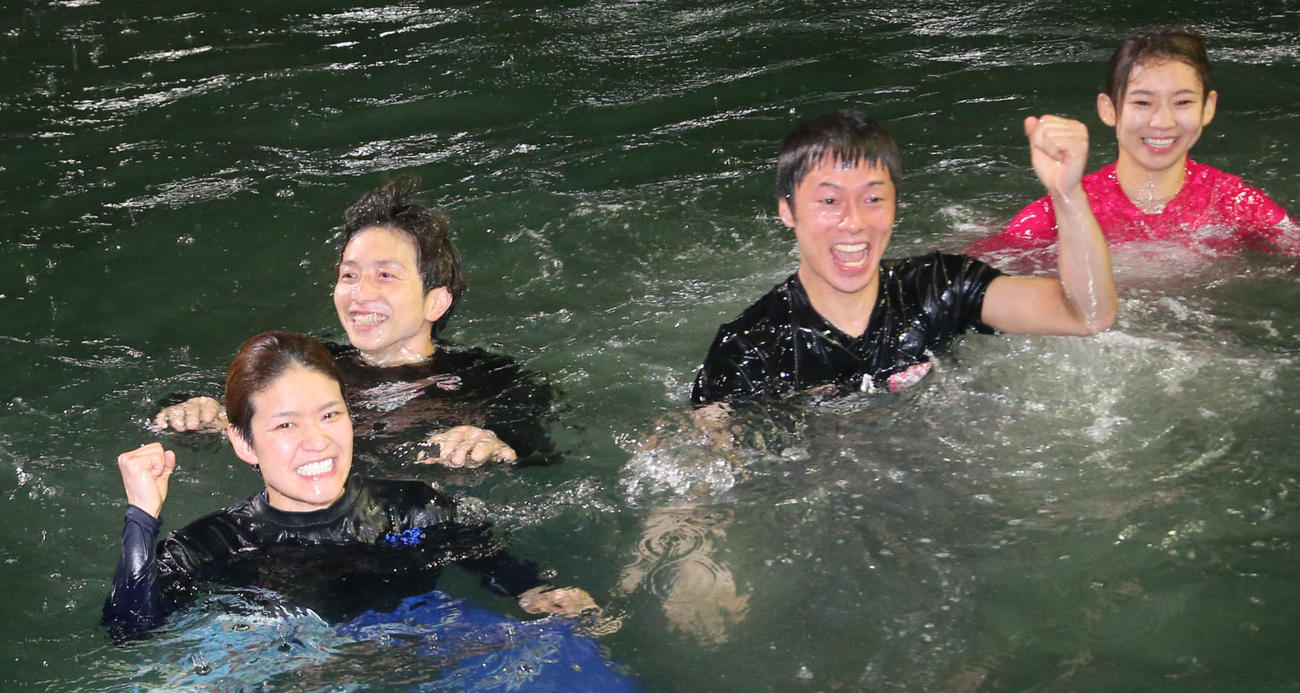 SGを初制覇し水神祭を行った遠藤エミ（左端）と一緒に飛び込んだ、左から前田将太、丸野一樹、守屋美穂