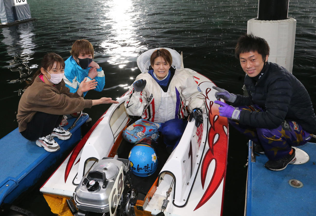優勝した遠藤エミ（中央）は、左から守屋美穂、平高奈菜、1人おいて丸野一樹に祝福される（撮影・梅根麻紀）