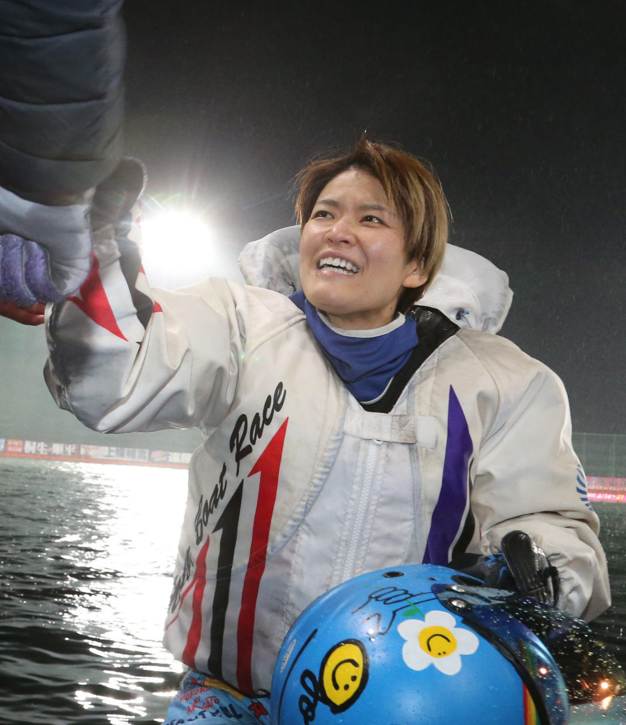 2022年3月21日、優勝し、仲間に祝福される遠藤エミ