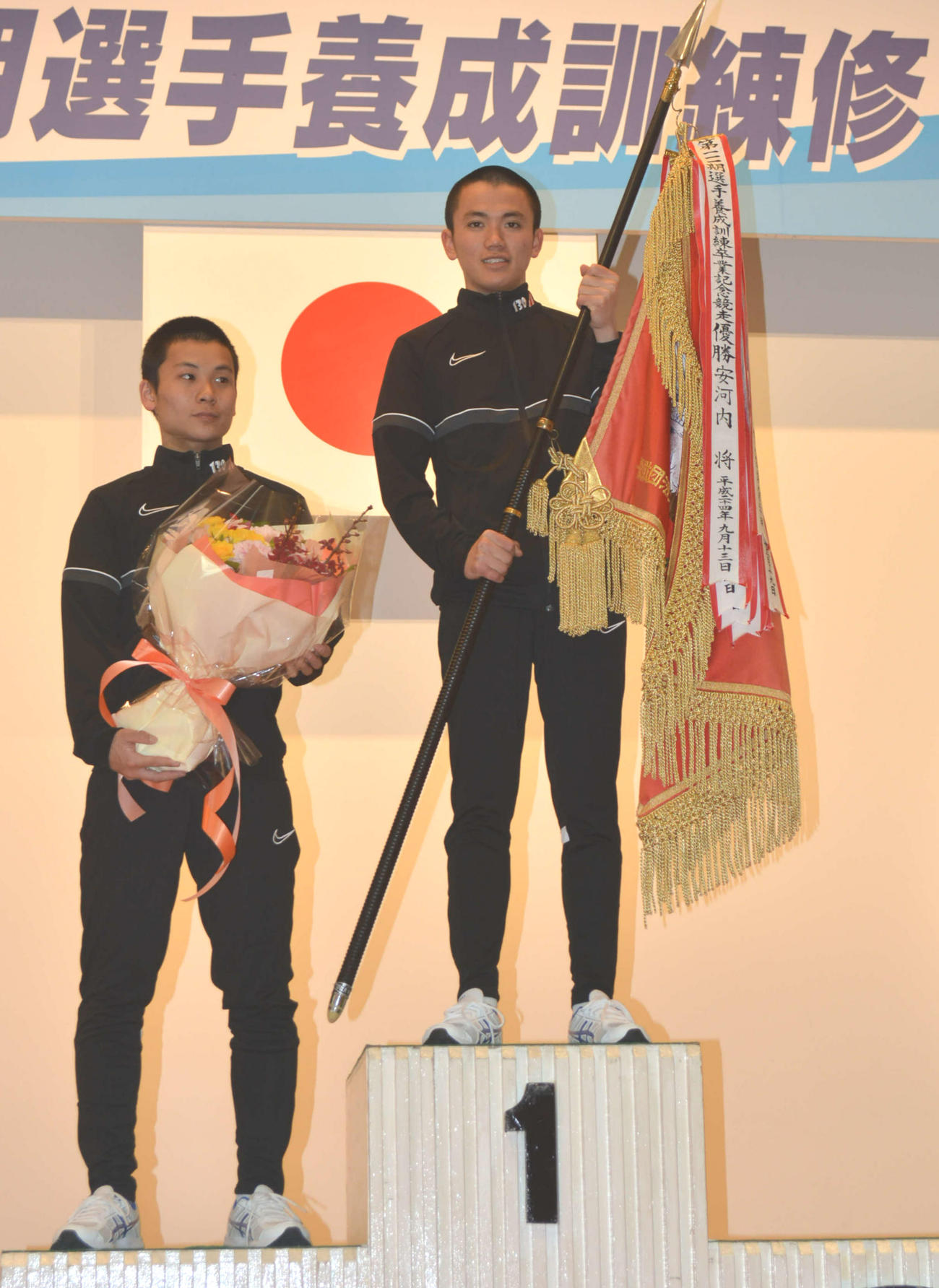 130期のチャンプ決定戦を制した中山翔太（中央）。左は2着の高橋龍治