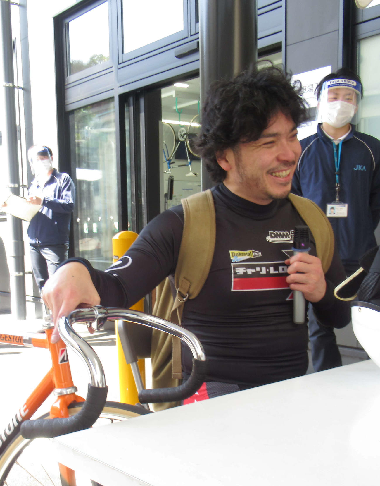満身創痍（そうい）の香川雄介がふらふらになりながら笑顔で会見に応じた（撮影・山田敏明）