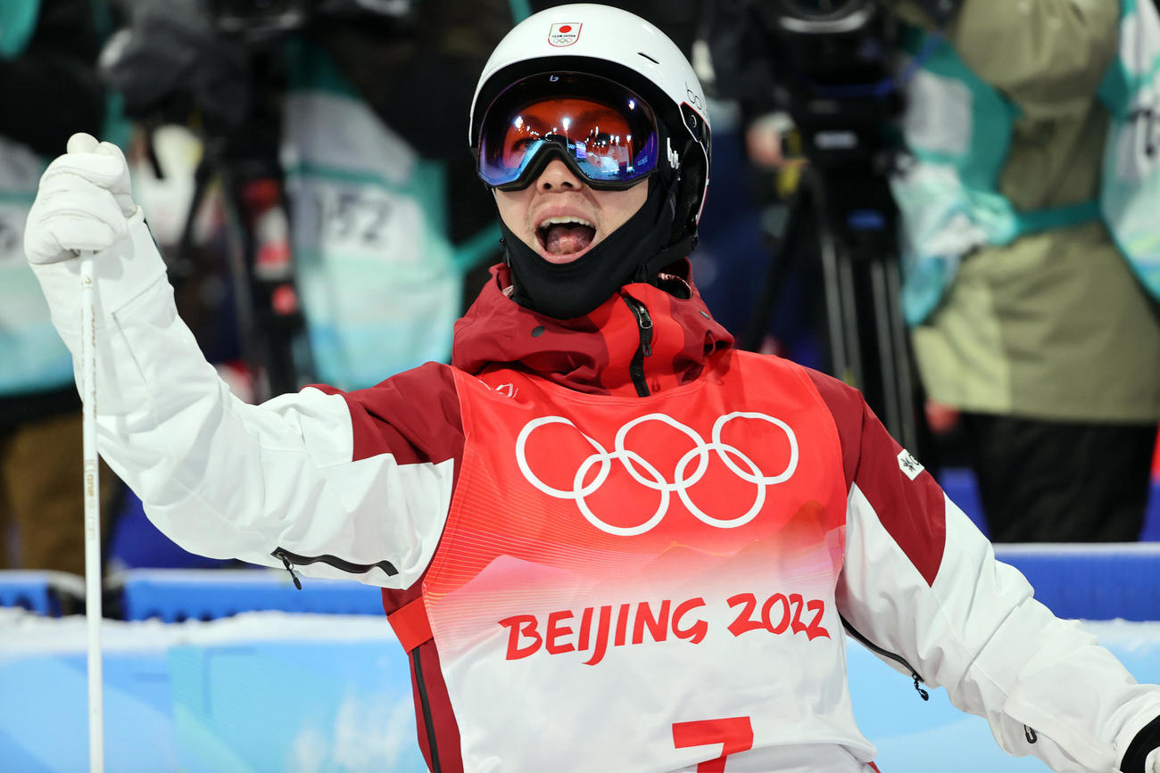 北京五輪　男子モーグル決勝2回目を終えガッツポーズする原大智（2022年2月5日撮影・パオロ　ヌッチ）