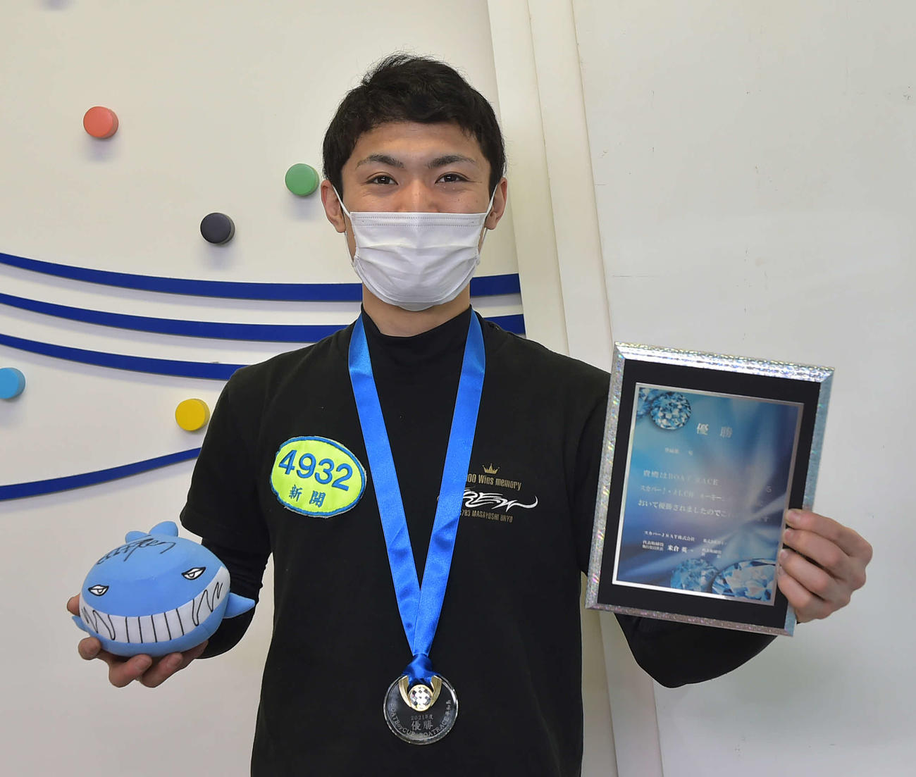 新開航は優勝メダルを胸に優勝盾、平和島マスコットのピースターを手に笑顔
