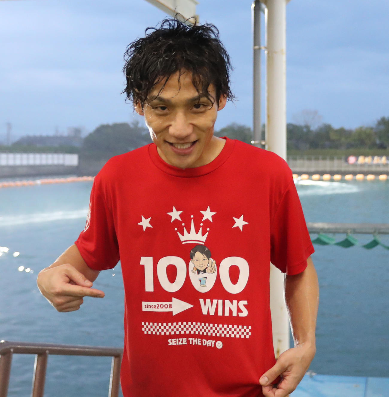 通算1000勝を挙げ、水神祭で祝福される上野真之介（撮影・屋方直哉）